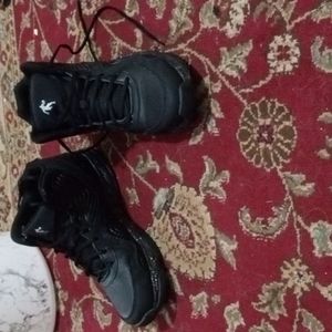 black sport shoe